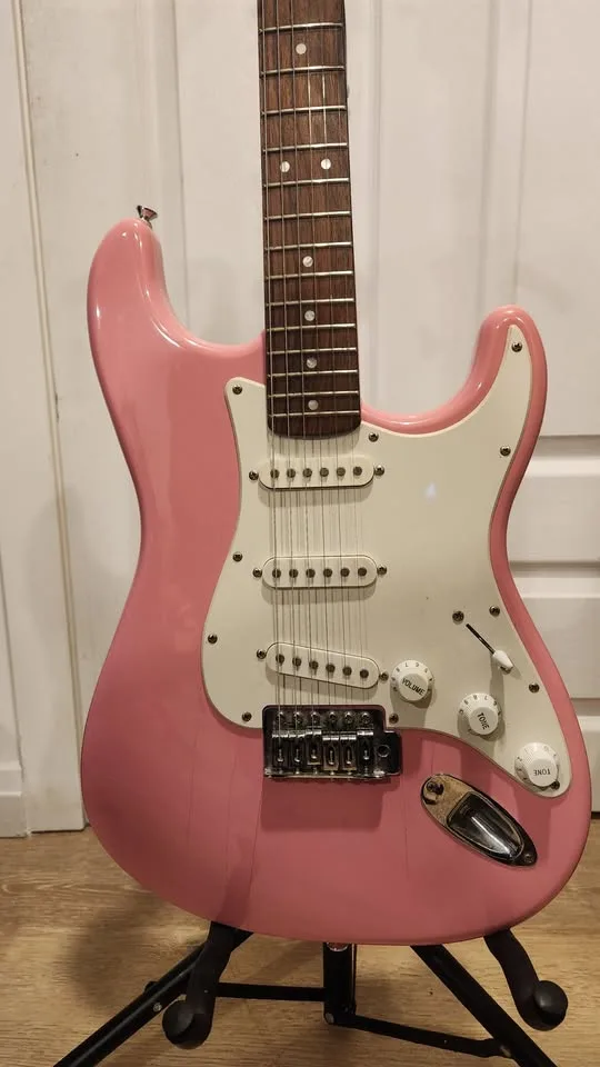 $250 Squier Stratocaster Electric Guitar - Shell Pink image indicator(4)