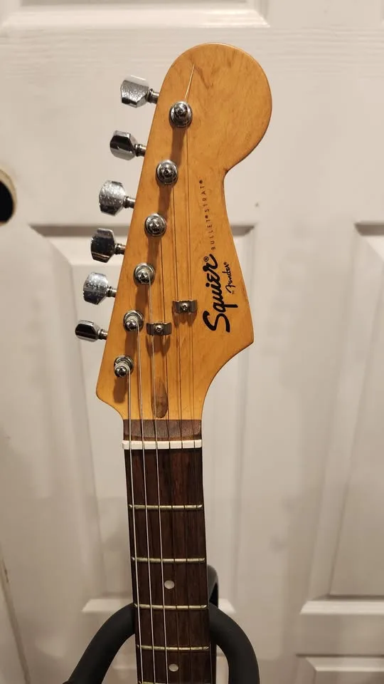 $250 Squier Stratocaster Electric Guitar - Shell Pink image indicator(5)