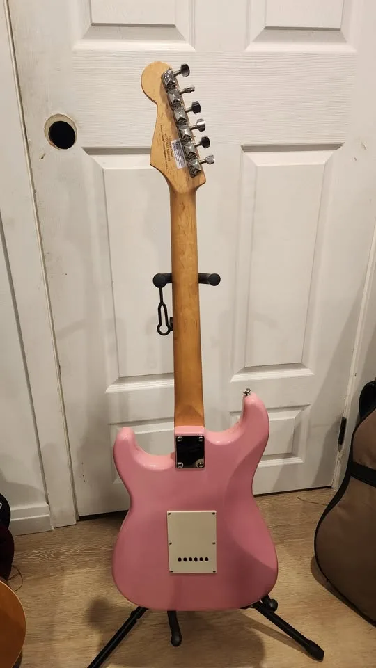 $250 Squier Stratocaster Electric Guitar - Shell Pink image indicator(7)
