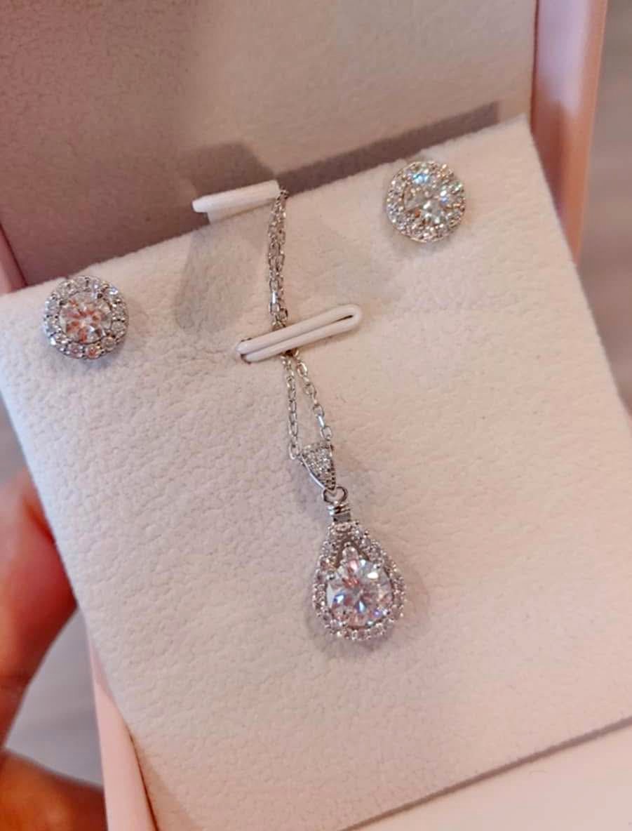 Brand new beautiful 2 ct diamond earring necklace set