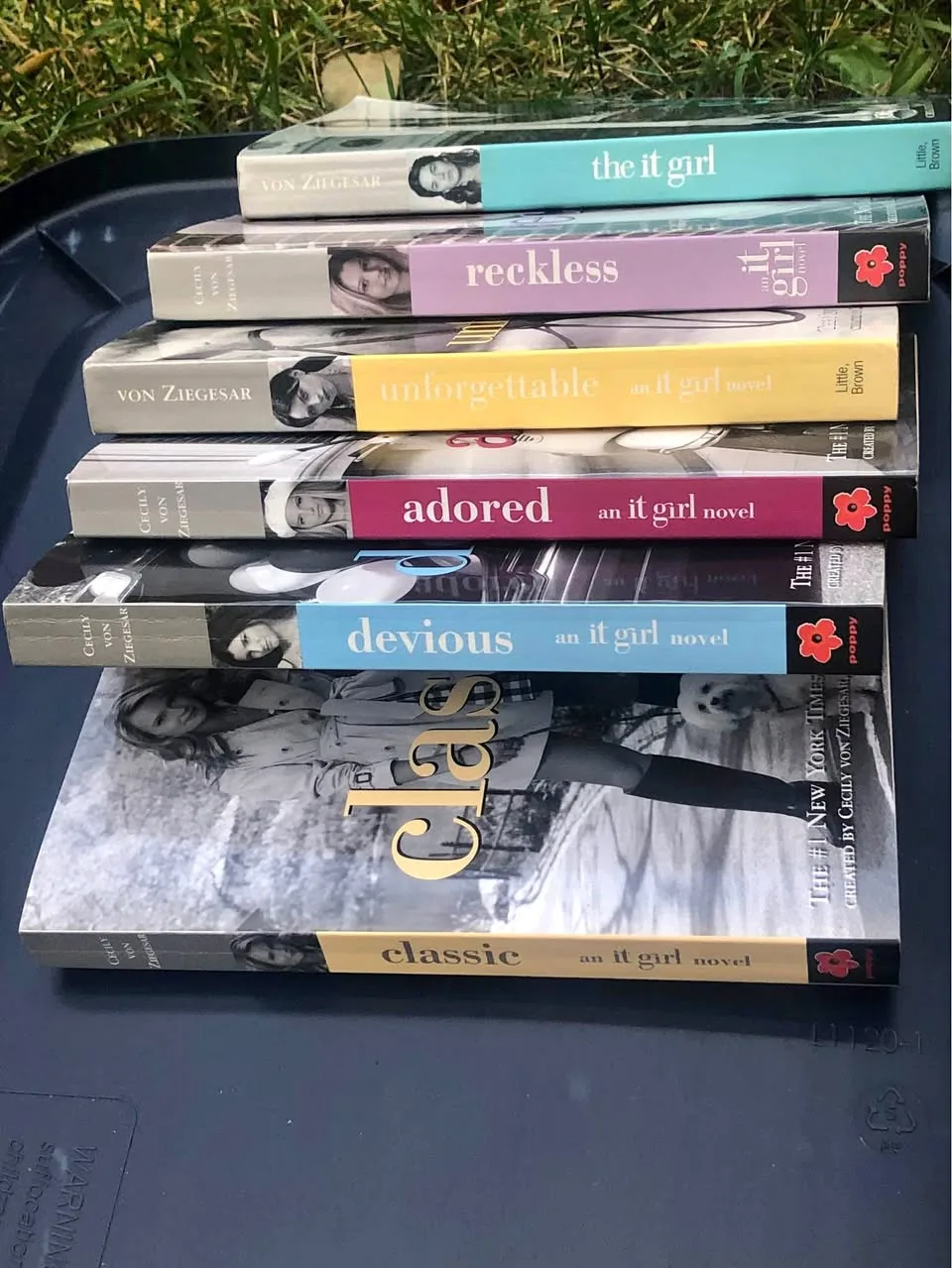 It Girl Novels by Cecily von Ziegesar thumbnail