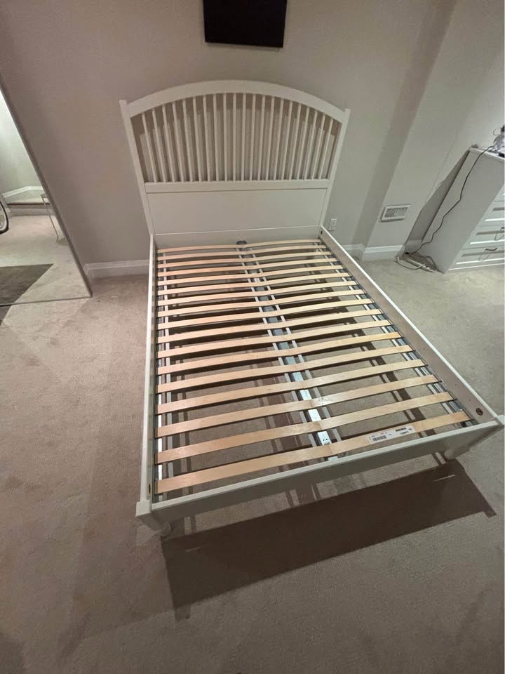 Beautiful Bed Frame - White Wooden Queen Size - photo 3