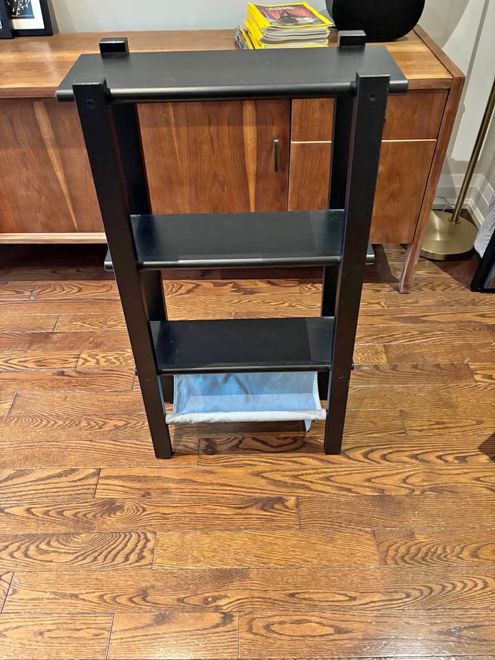 Shelf unit with slipper compartment