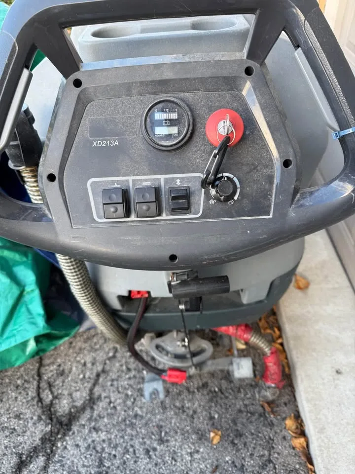 Walk behind floor scrubber… missing the charger image indicator(2)