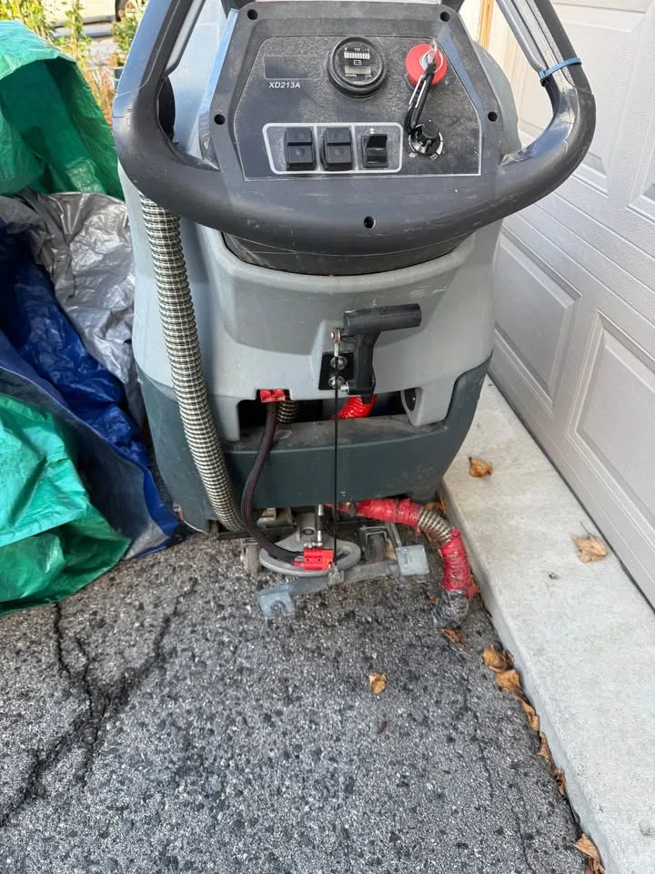 Walk behind floor scrubber… missing the charger image indicator(4)