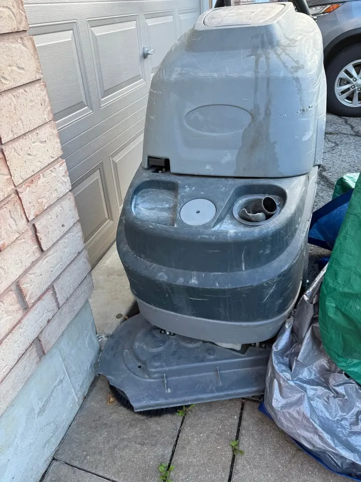 Walk behind floor scrubber… missing the charger image indicator(5)