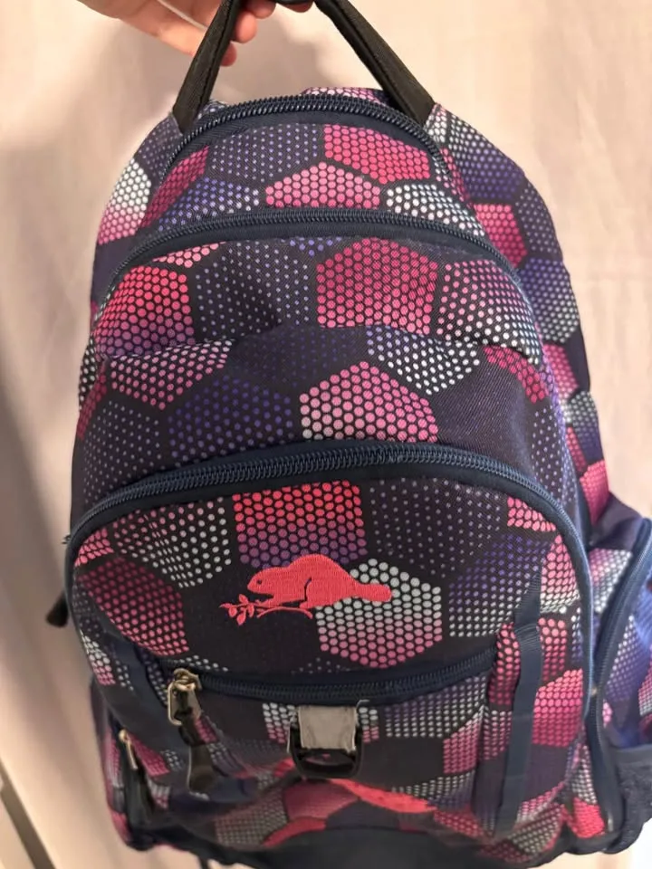 Roots backpack and Lunch bag image indicator(2)