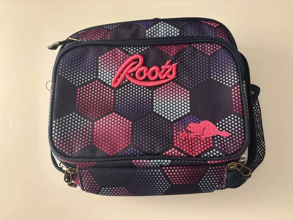 Roots backpack and Lunch bag image indicator(3)