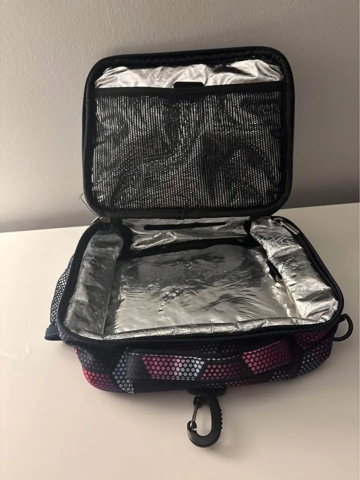 Roots backpack and Lunch bag image indicator(4)