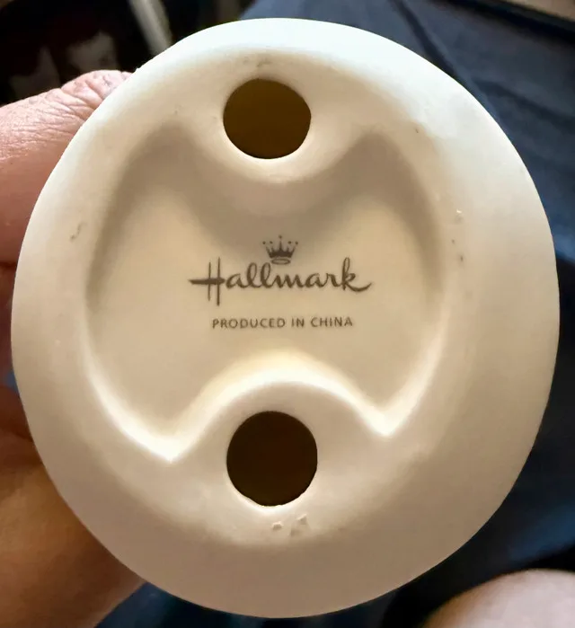 Hallmark Figurine “Aunts Are A Little Heaven On Earth” image indicator(3)