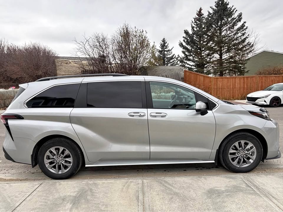 2024 Toyota Sienna LE Hybrid $54,000