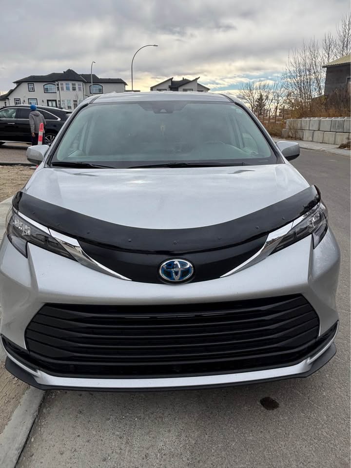 2024 Toyota Sienna LE Hybrid $54,000 - photo 2