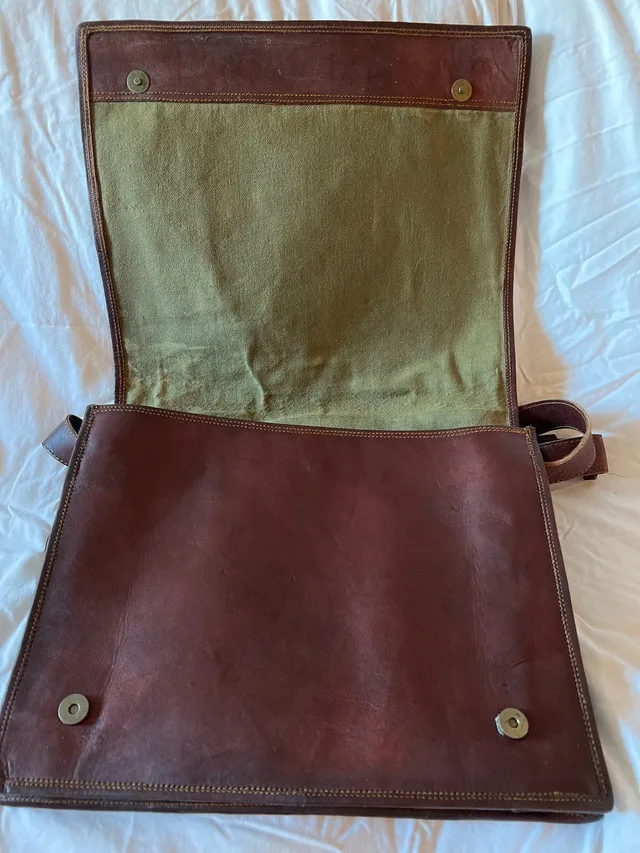 Custom-made goat leather messenger bag image indicator(2)