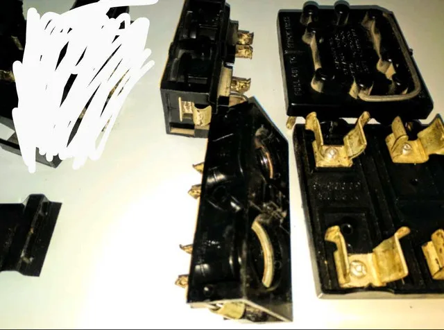 FEDERAL PIONEER Twin 2 Pole 15/30 Amp Plug In Head 705-440-9159 image indicator(2)