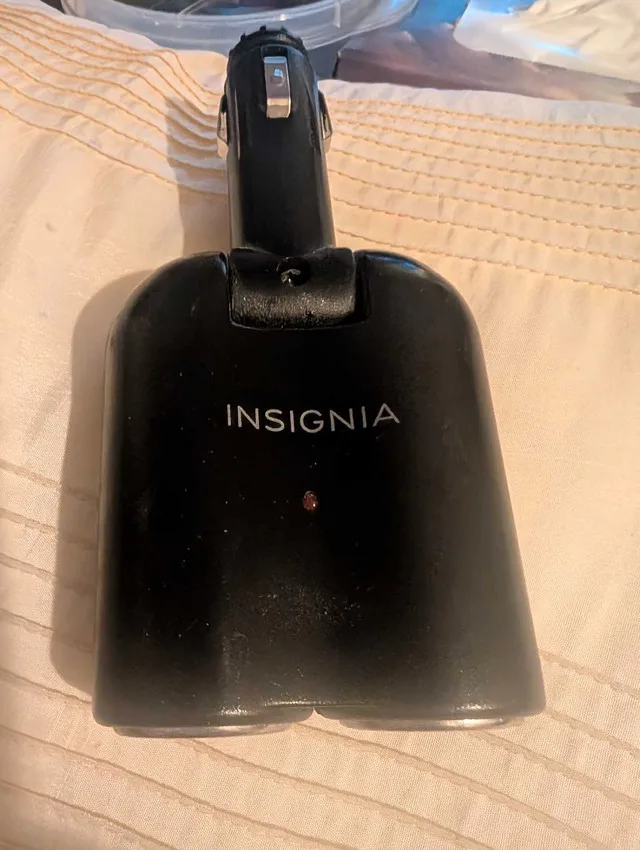 Insignia Dual Port Car Adapter image indicator(3)