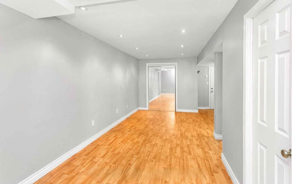 🏡 Legal Basement in Great Neighbourhood! - photo 5