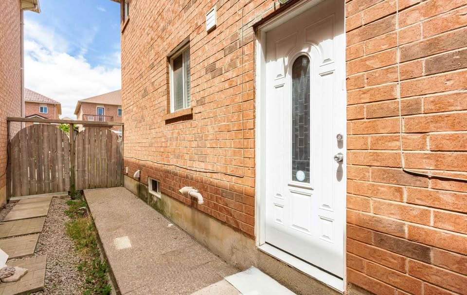 🏡 Legal Basement in Great Neighbourhood! - photo 3