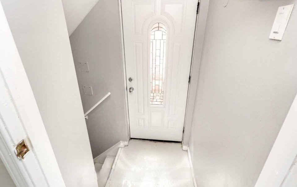 🏡 Legal Basement in Great Neighbourhood! - photo 4