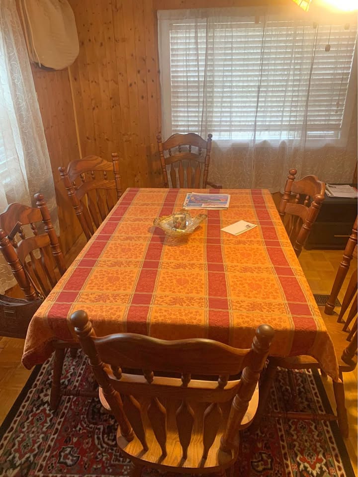 Kitchen table and 6 chairs
