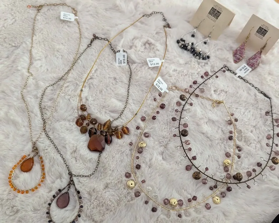 Pretty NEW Beaded Jewelry (LOT of 7) image indicator(8)