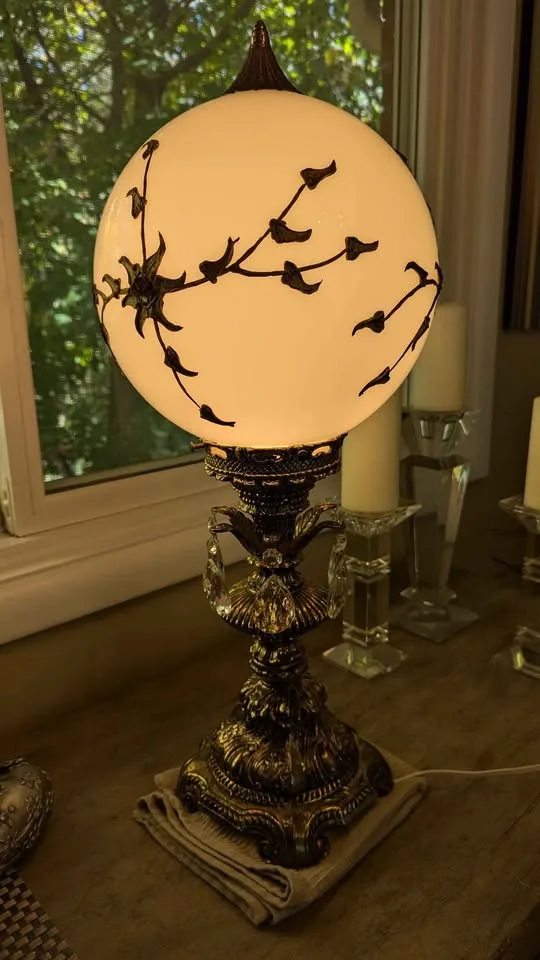 Vintage Hollywood Regency Crystal & Gilt Lamp image indicator(5)