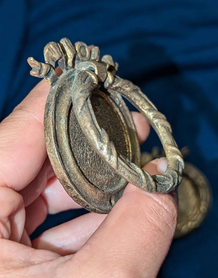 Antique Brass Drop Pulls – Wreath & Ribbon Design image indicator(2)