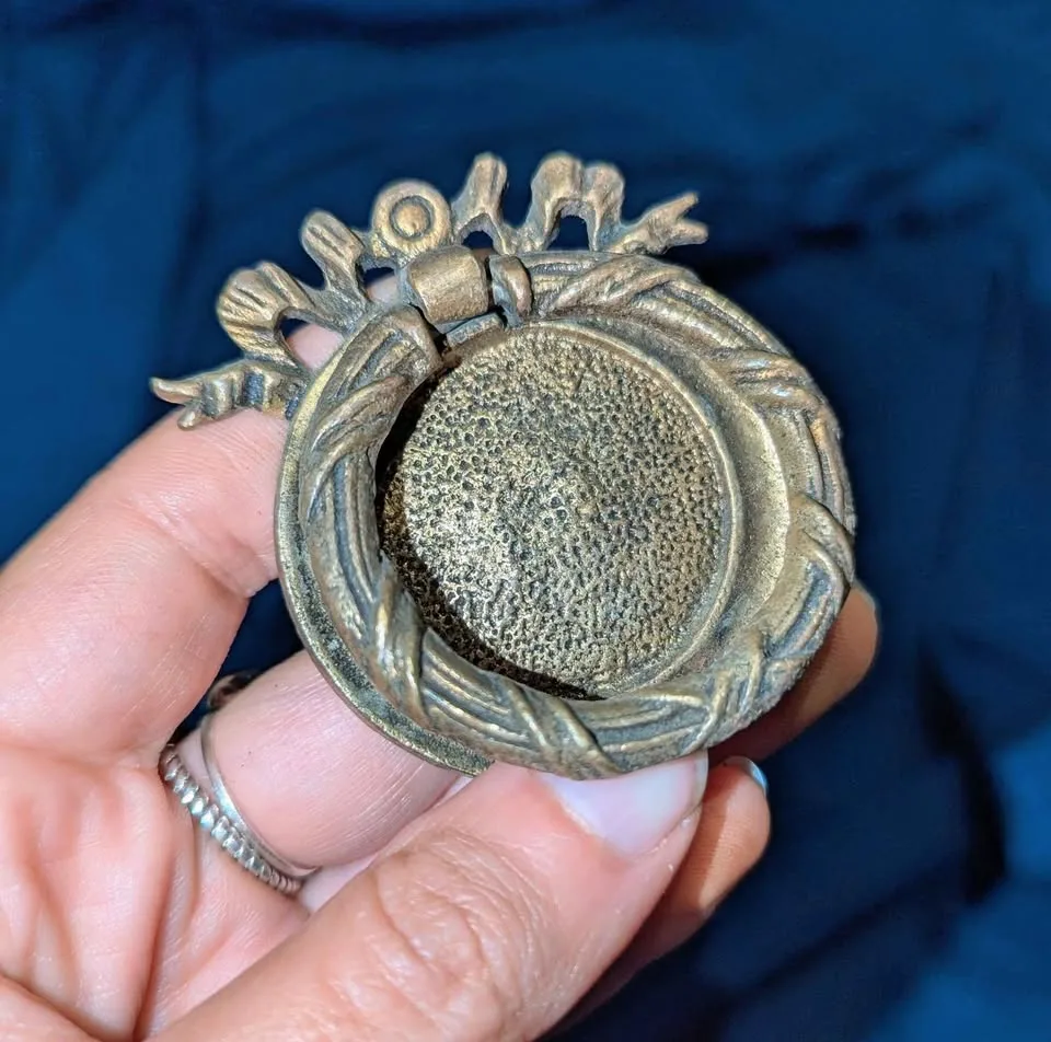 Antique Brass Drop Pulls – Wreath & Ribbon Design image indicator(4)