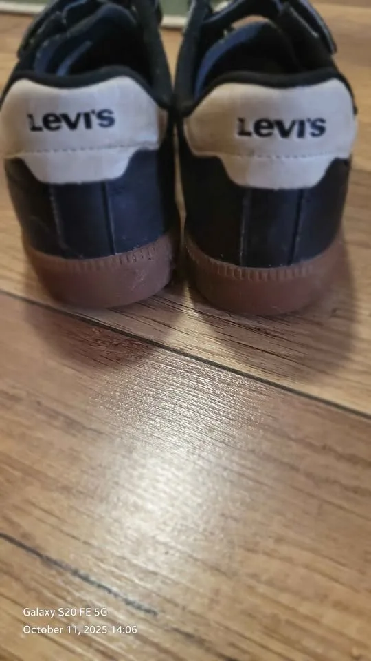Levi's kids shoes image indicator(3)