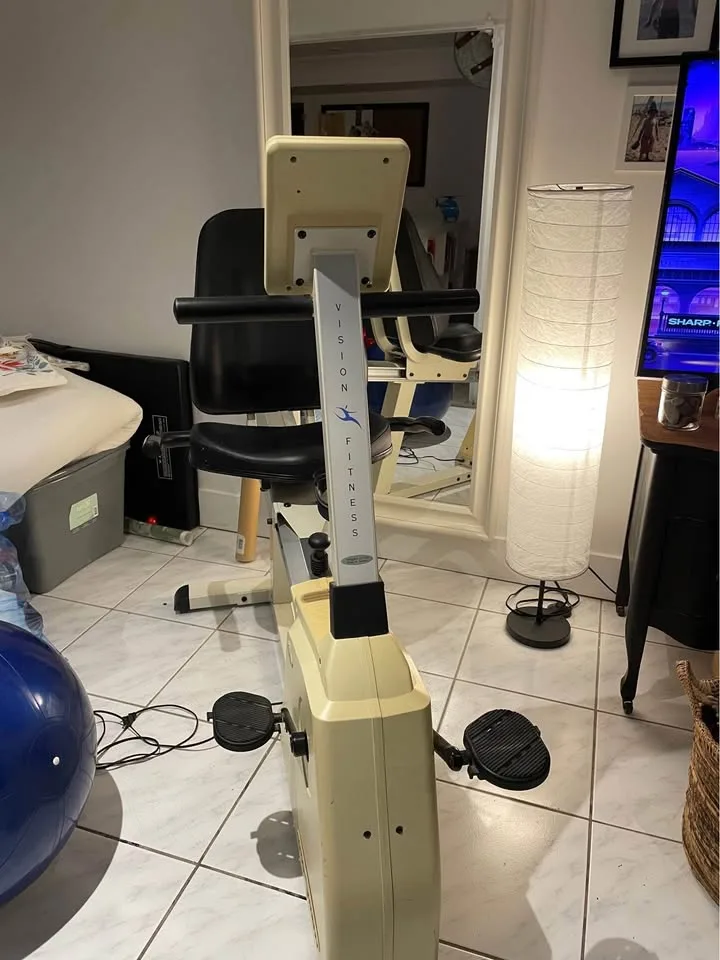 Recumbent exercise bike - Vision Fitness R2200 image indicator(2)