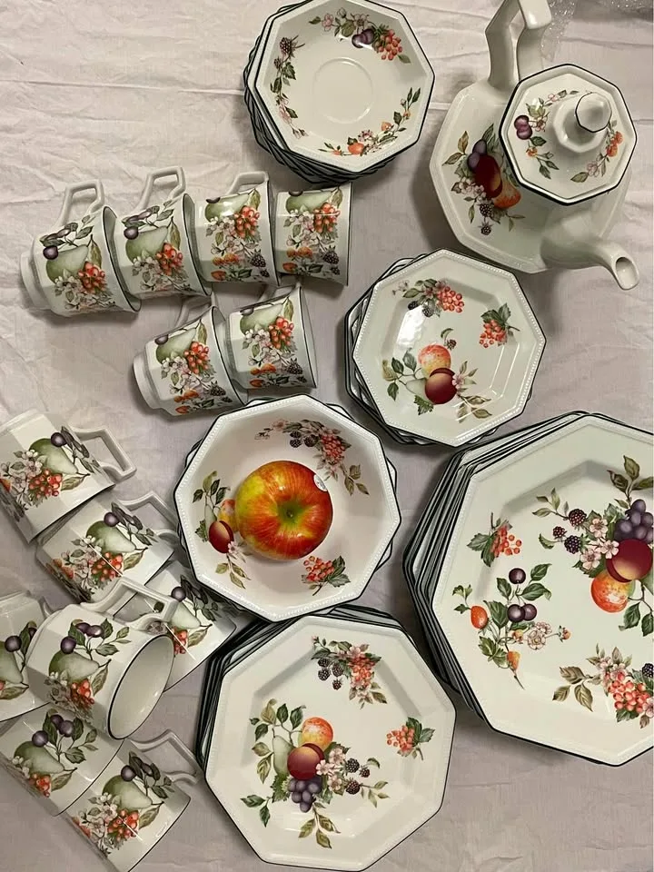 Johnson brothers - fresh fruit dinner plates thumbnail