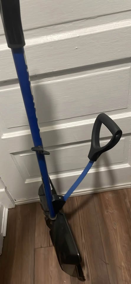 Snow Shovel with Handle for Heavy Lifting - photo 3