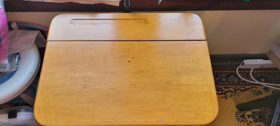 Adjustable child's desk - photo 2