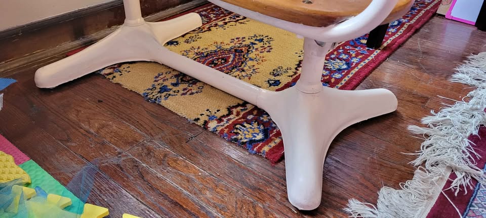 Adjustable child's desk - photo 4