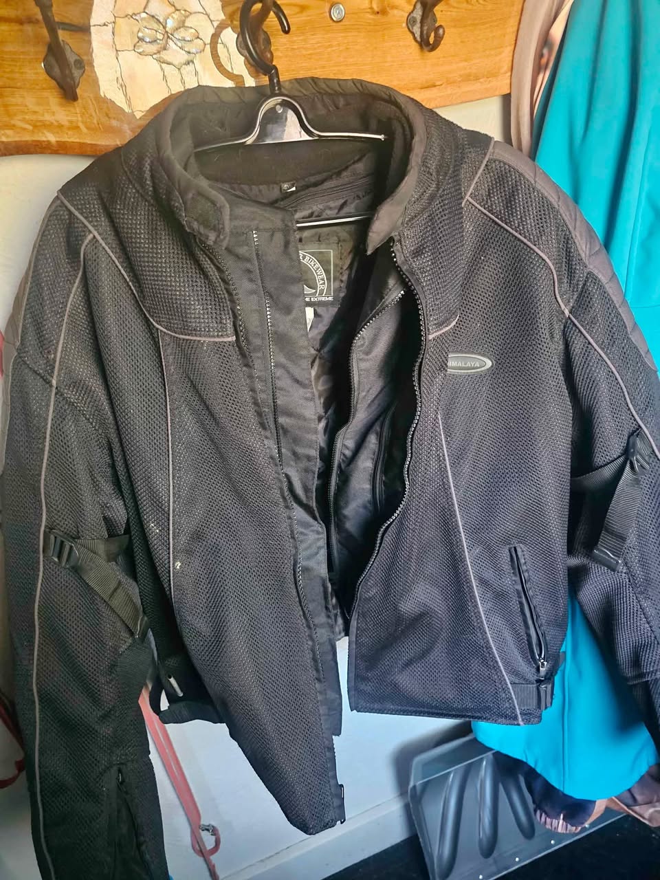 Motorcycle jacket with removable liner