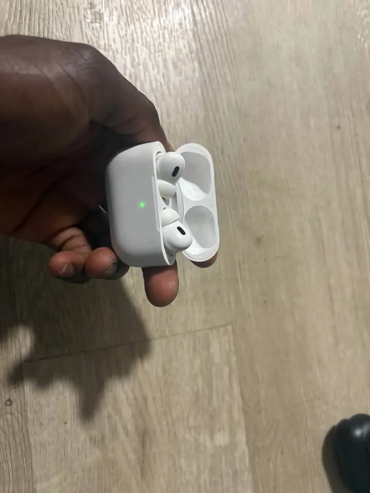 AirPods Pro 2 – Excellent Condition (Noise Cancellation) image indicator(3)