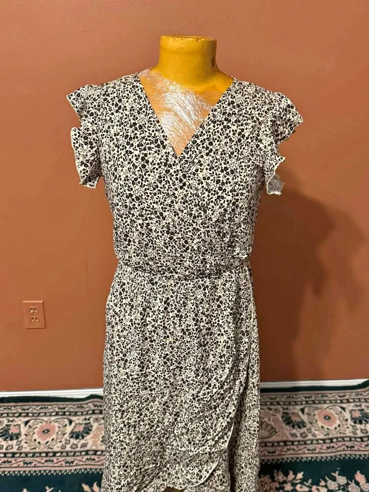 🎃 Brand New Size S – Beige & Black Floral Wrap Dress 🌼✨ thumbnail