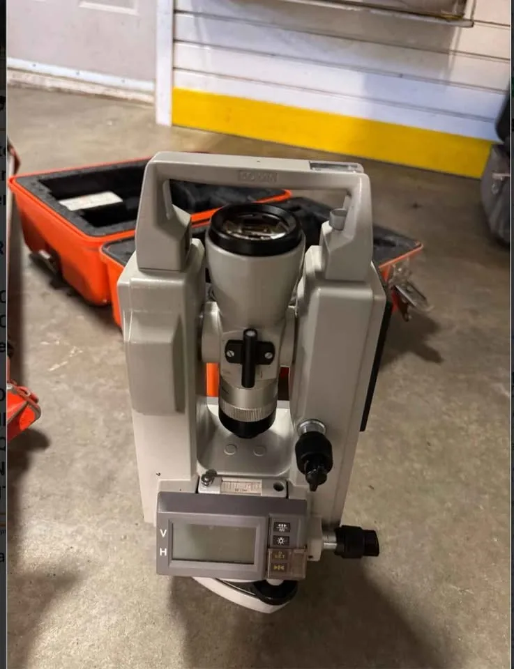 Sokkia DT 6 Theodolite Surveying Tool with tripod and case image indicator(3)