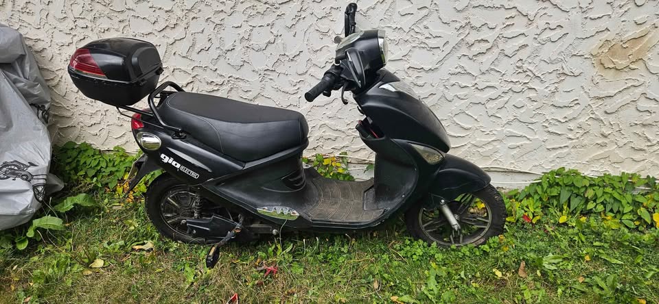 GIO Electric Scooter - photo 2