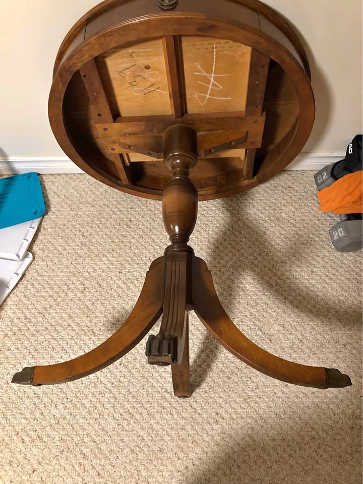 Duncan Phyfe style round table