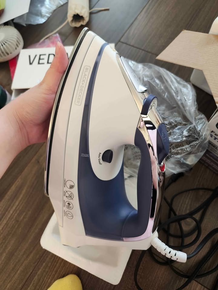 Black and Decker steam iron - photo 2