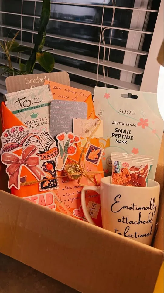 Gift box (blind date with a book bundle) ✨ image indicator(2)