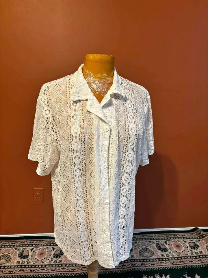 Brand New Size M – White Lace Button-Up Blouse 🤍✨ thumbnail