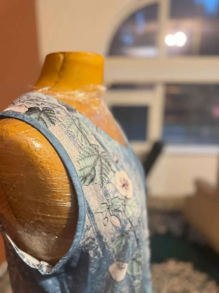 Brand New Size L – Blue Floral Sleeveless Top 🌸💙 image indicator(2)