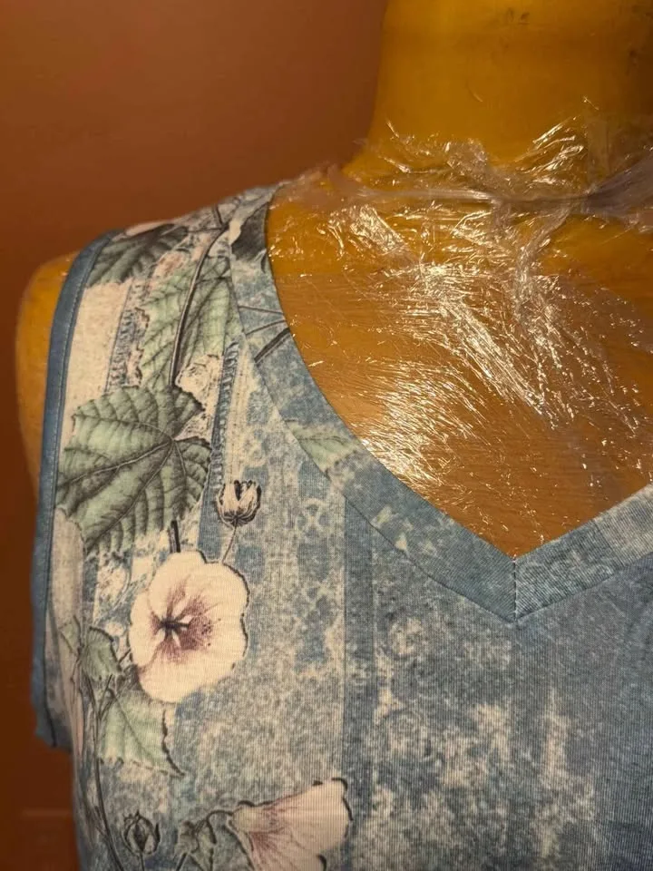 Brand New Size L – Blue Floral Sleeveless Top 🌸💙 image indicator(3)