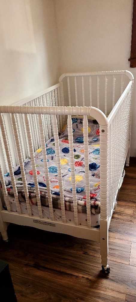 Million Dollar Baby Classic Liberty Convertible Crib In White