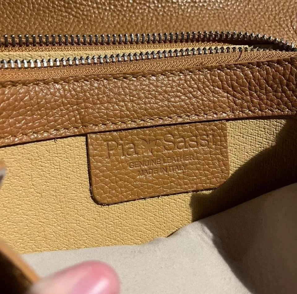 PIA SASSI ITALIAN LEATHER MESSENGER BAG image indicator(5)