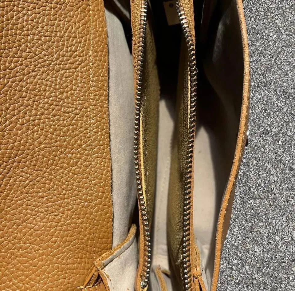 PIA SASSI ITALIAN LEATHER MESSENGER BAG image indicator(6)
