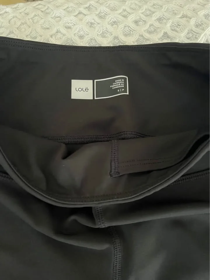Lole black 3/4 length leggings. image indicator(2)