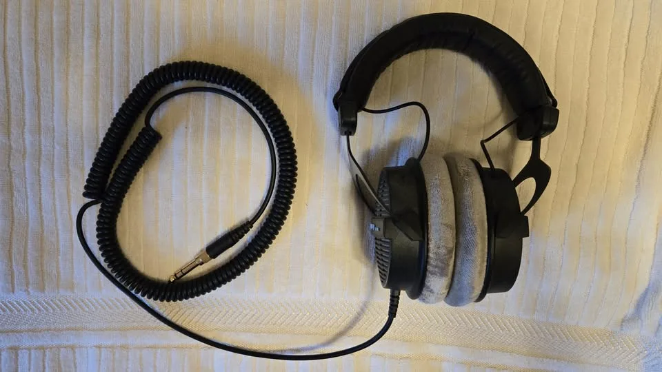 Beyerdynamic DT 990 Pro 250 Ohm Studio Headphones image indicator(2)