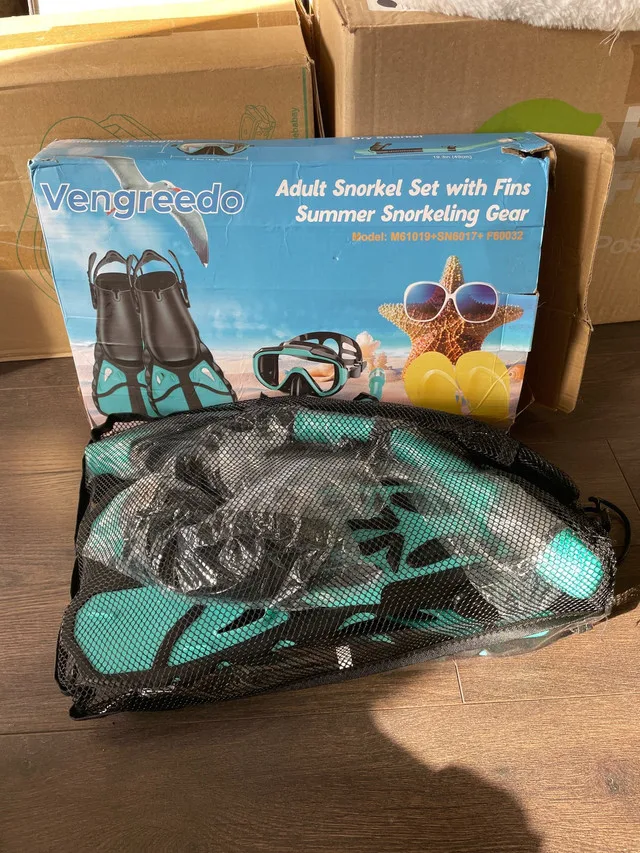 New Vengreedo Adult Snorkel Set mask, fins included thumbnail